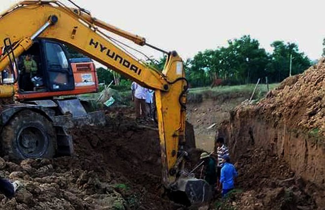 Dùng Máy Xúc Đào Thi Thể Nam Thanh Niên Bị Vùi Lấp Trong Khi Làm Mương  Thoát Nước