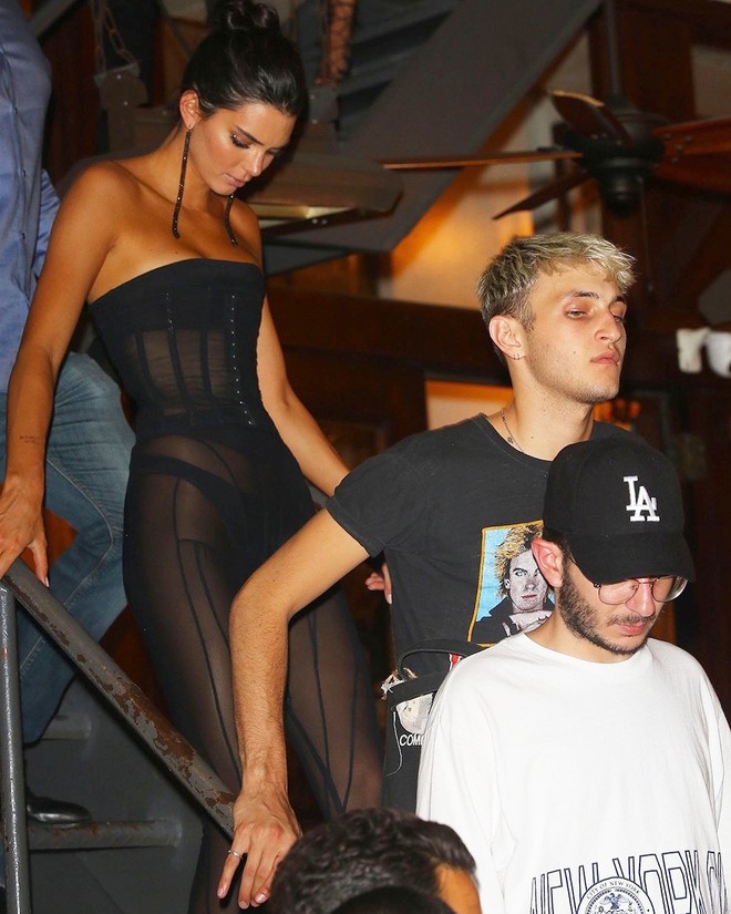 Kendall Jenner mặc mà như không lộ cả nội y ra phố cùng bạn trai tin đồn mới - Ảnh 1.