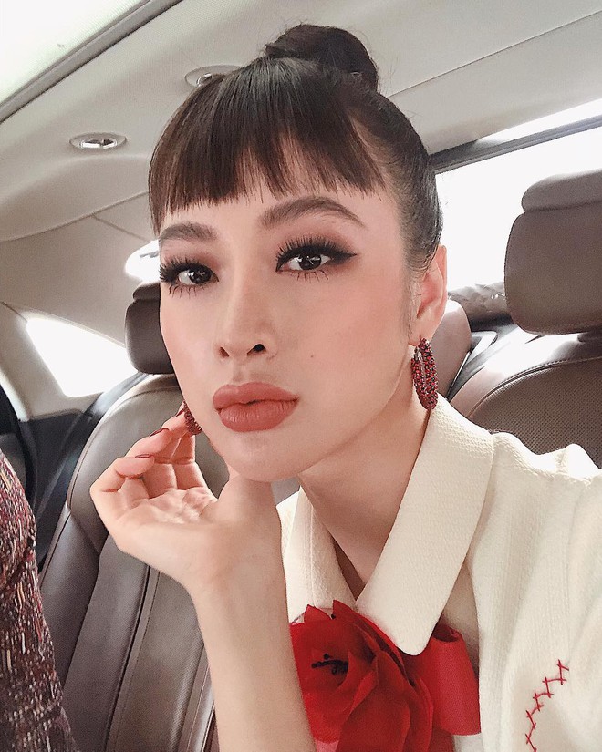 Mặc v&aacute;y đầm lộng lẫy th&ocirc;i chưa đủ, phải như Angela Phương Trinh chọn son m&ocirc;i &ldquo;xuyệt t&ocirc;ng&rdquo; c&ugrave;ng trang phục nữa mới ho&agrave;n hảo - Ảnh 1.