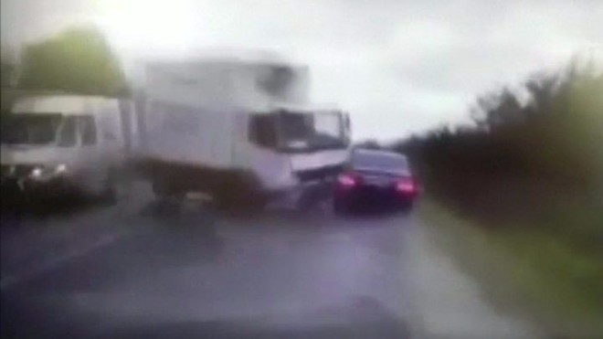 Video xe tải lớn đâm thẳng đầu vào ô tô chở Tổng thống Moldova - Ảnh 1.