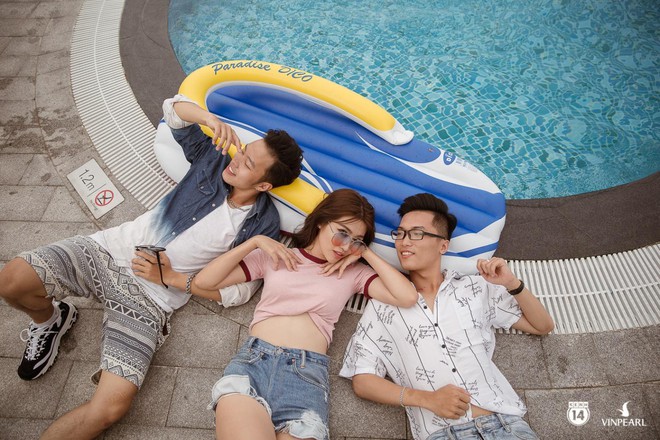 Chế Nguyễn Quỳnh Ch&acirc;u c&ugrave;ng team hot boy thả d&aacute;ng đẹp xuất sắc b&ecirc;n hồ bơi - Ảnh 3.