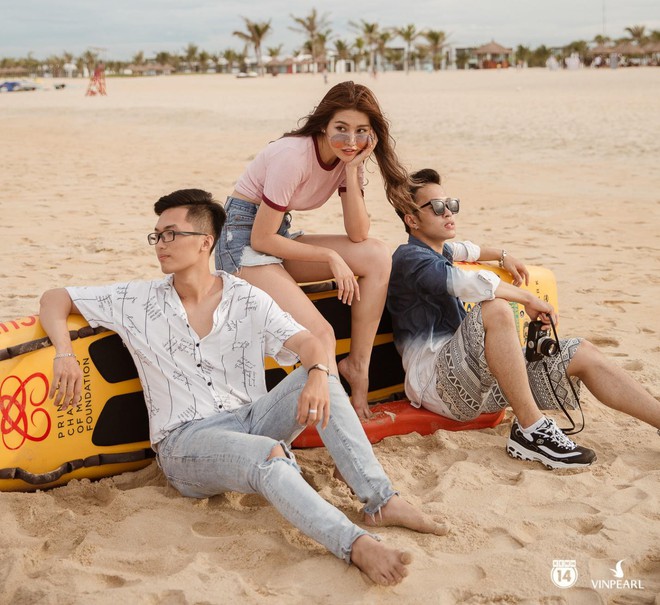 Chế Nguyễn Quỳnh Ch&acirc;u c&ugrave;ng team hot boy thả d&aacute;ng đẹp xuất sắc b&ecirc;n hồ bơi - Ảnh 8.