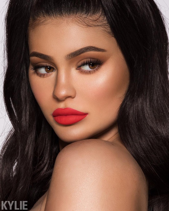 Rút bớt filler ra khỏi môi, Kylie Jenner như biến hình thành người khác mà vẫn xinh đẹp lung linh - Ảnh 6.