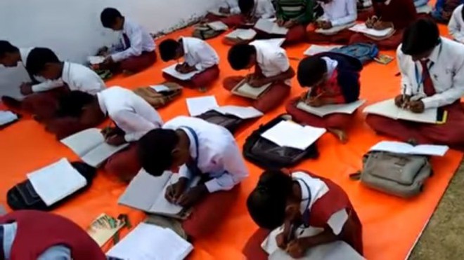 Kỳ lạ ngôi trường có tới 300 học sinh viết được cùng 1 lúc 2 tay tại Ấn Độ - Ảnh 6.