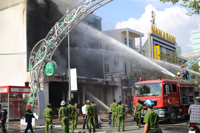 Cháy lớn tại vũ trường trung tâm Đà Nẵng, khói đen cuồn cuộn khiến người dân hoảng sợ - Ảnh 5.