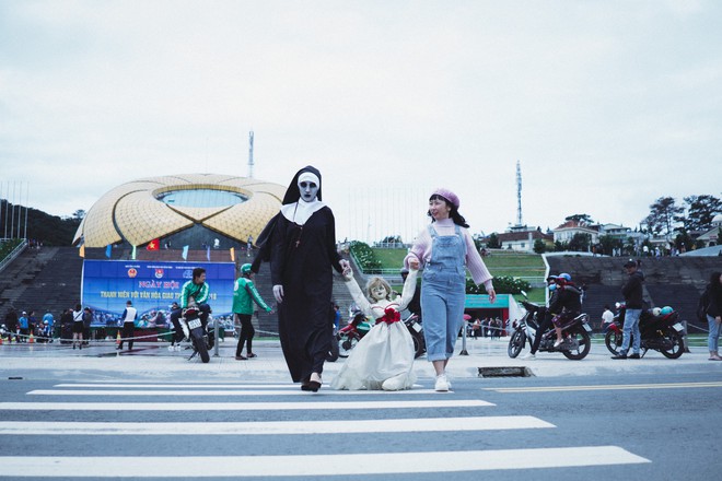 Hội chị em thánh bựa Trang Hý - Annabelle kết nạp thêm thành viên Valak - Ảnh 8.