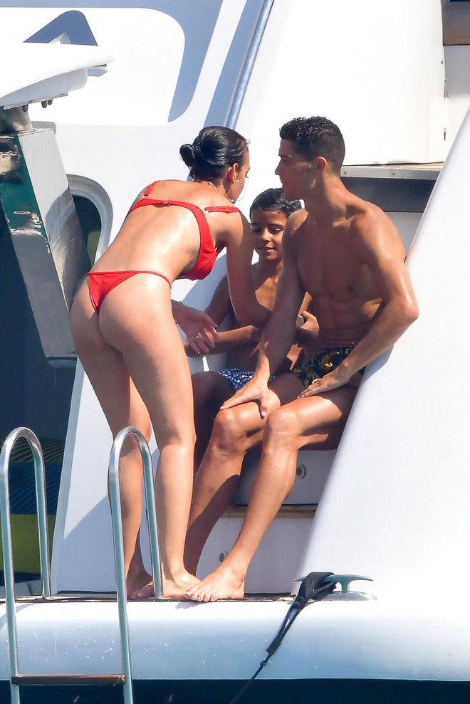 Nhà Ronaldo đi nghỉ mát, cánh paparazzi mải miết săn ảnh nóng của Georgina - Ảnh 4.