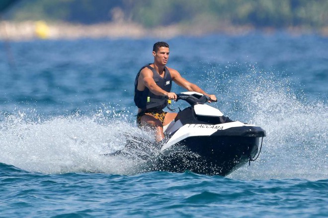 Nhà Ronaldo đi nghỉ mát, cánh paparazzi mải miết săn ảnh nóng của Georgina - Ảnh 7.
