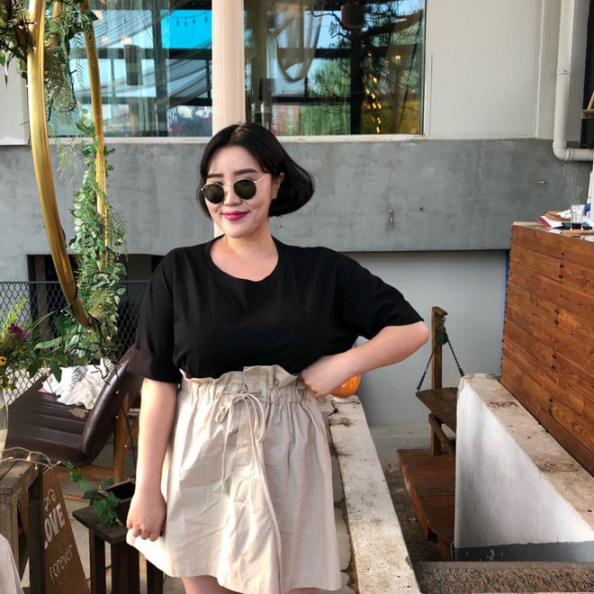 Th&acirc;n h&igrave;nh mũm mĩm th&igrave; c&oacute; sao, c&ocirc; n&agrave;ng n&agrave;y vẫn tự tin tỏa s&aacute;ng nhờ 4 b&iacute; k&iacute;p diện đồ tuyệt hay - Ảnh 1.