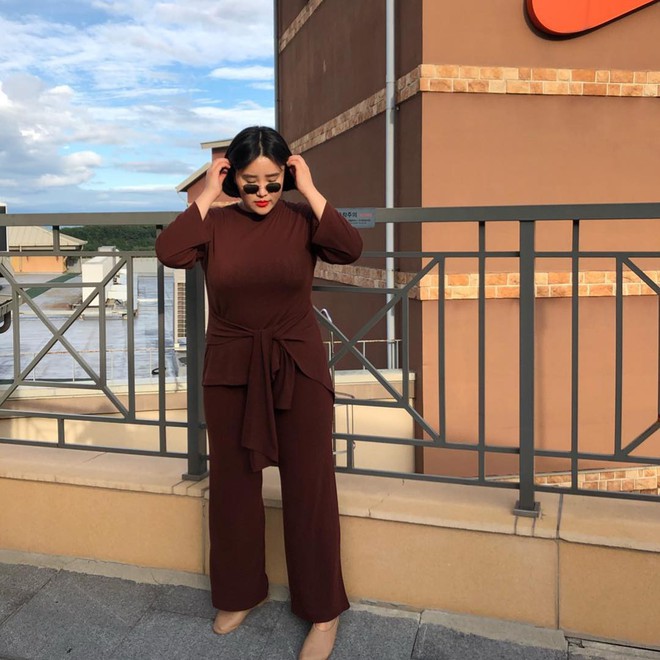 Th&acirc;n h&igrave;nh mũm mĩm th&igrave; c&oacute; sao, c&ocirc; n&agrave;ng n&agrave;y vẫn tự tin tỏa s&aacute;ng nhờ 4 b&iacute; k&iacute;p diện đồ tuyệt hay - Ảnh 5.