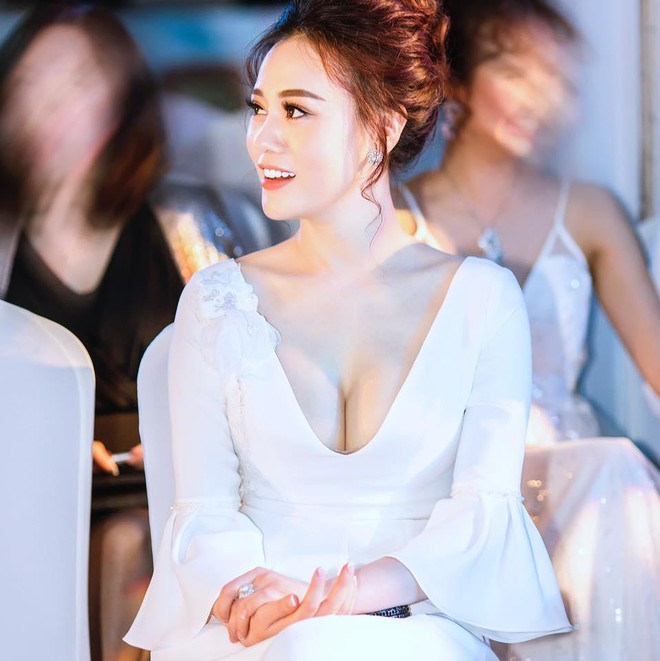 Trong phim kín đáo hết sức nhưng ngoài đời Quỳnh Búp Bê lại chăm hở bạo và sexy ra phết - Ảnh 1.