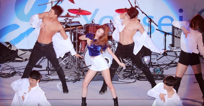 Mặc trang phục đẹp nhất MV biểu diễn nhưng Sunmi vẫn bị nam vũ công khoe ngực hờ hững chiếm spotlight - Ảnh 8.