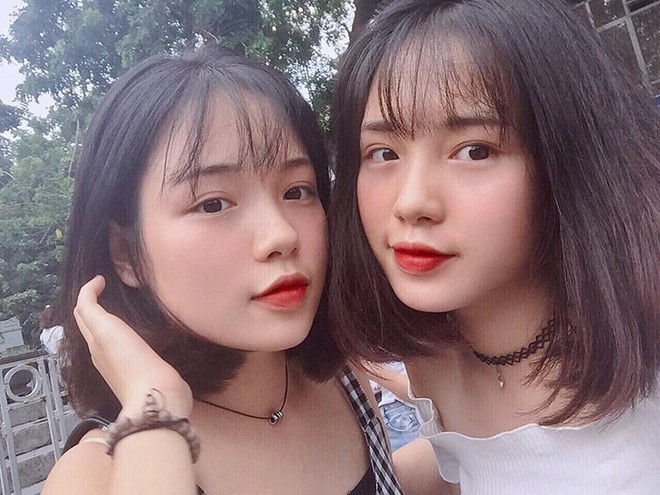 Chị em sinh đôi đẹp Việt Nam: Xem hình ảnh của chị em sinh đôi đẹp Việt Nam để bị mê hoặc bị thuyết phục bởi sự đẹp trai, quyến rũ, và sự đồng nhất giữa họ. Họ giống nhau nhưng vẫn có phong cách và cá tính riêng biệt, làm cho hình ảnh của họ trở nên thú vị và gây ấn tượng.
