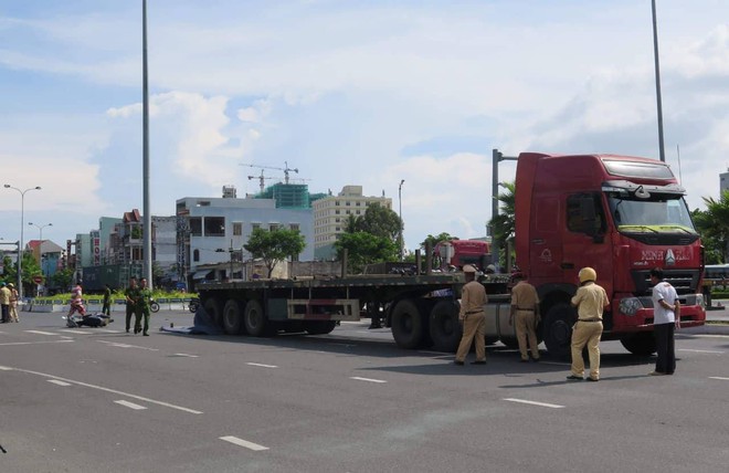 Đà Nẵng: Xe máy bị cuốn vào gầm xe container, người phụ nữ chết thảm - Ảnh 2.