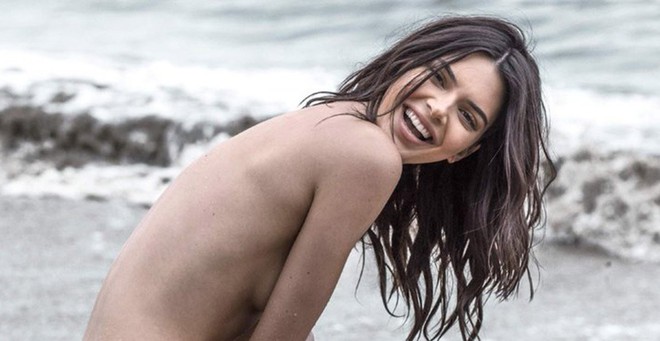 Đ&acirc;y l&agrave; động th&aacute;i của Kendall Jenner trong l&uacute;c bộ ảnh nude g&acirc;y sốc đang được chia sẻ rầm rộ - Ảnh 1.