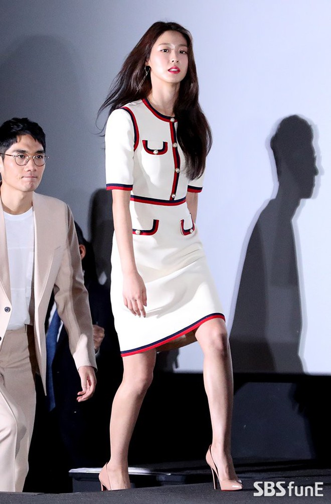Seolhyun mặc như gái công sở đi dự họp báo, netizen vẫn miệt mài khen vì quá đẹp - Ảnh 2.