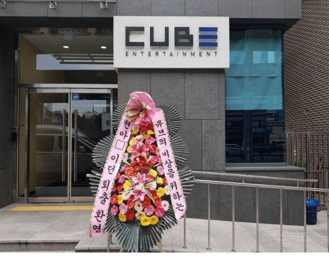 Thừa nước đục thả c&acirc;u: antifan nh&agrave; CUBE gửi hẳn v&ograve;ng hoa đến trước cửa c&ocirc;ng ty k&egrave;m 2 d&ograve;ng nhắn ch&uacute;c mừng đầy th&acirc;m thu&yacute; - Ảnh 1.