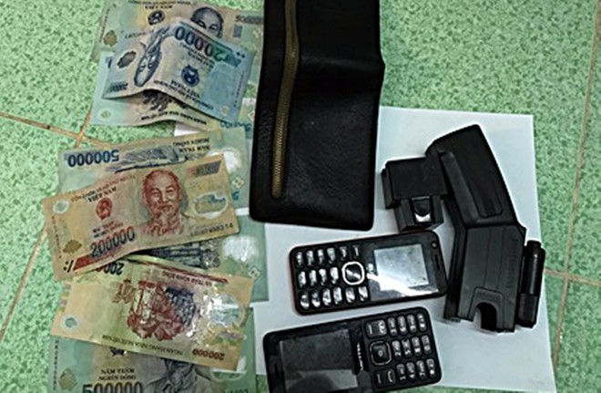 Bắt đối tượng dùng dao và roi điện cướp tài sản táo tợn của người đi đường - Ảnh 1. Bắt đối tượng dùng dao và roi điện cướp tài sản táo tợn của người đi đường - Ảnh 1.