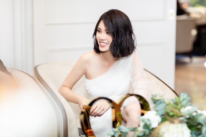 Thẳng tay cắt bỏ mái tóc dài để 20 năm, Hoa hậu Jolie Nguyễn vẫn gây thương nhớ với tóc ngắn cá tính - Ảnh 5.