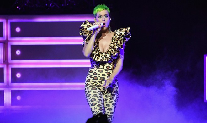 Katy Perry khoe tóc xanh như tàu lá chuối, nhưng điều đáng chú ý hơn là bộ đồ diễn từ NTK Công Trí - Ảnh 1.