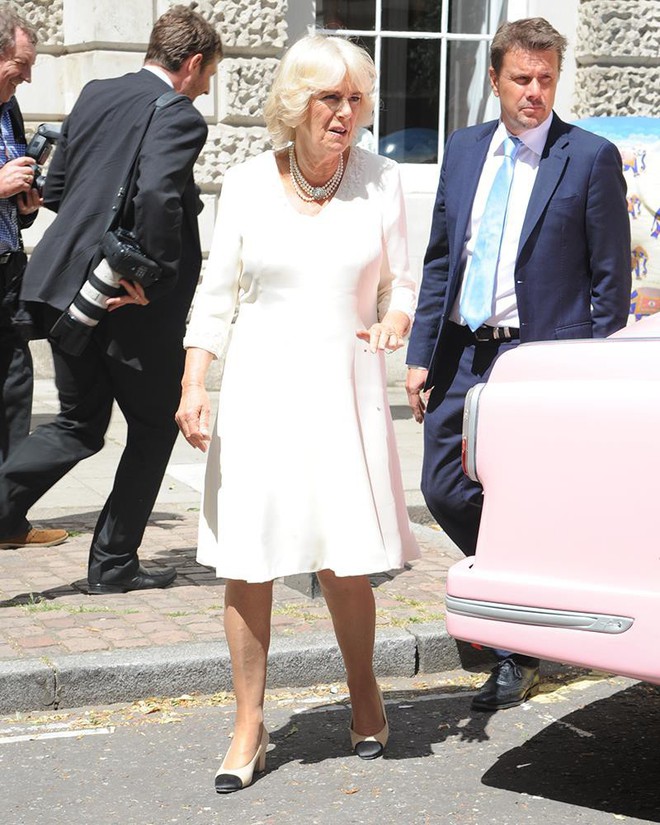 Rất chăm diện mẫu giày mà Công nương Diana từng đoạn tuyệt, bà Camilla có lẽ là nữ tình địch “chẳng phải dạng vừa” - Ảnh 2.