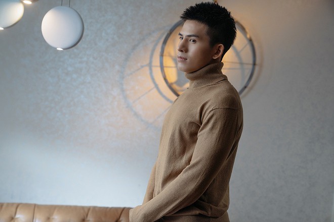 Quốc Thi&ecirc;n trở lại Vpop với gương mặt kh&aacute;c lạ, v&agrave;o vai ch&agrave;ng trai bị y&ecirc;u tạm bợ trong MV mới - Ảnh 2.