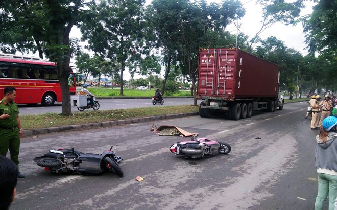 TP.HCM: Bị container t&ocirc;ng chết tr&ecirc;n đường về qu&ecirc; ra mắt gia đ&igrave;nh, ch&agrave;ng trai &ocirc;m thi thể người y&ecirc;u kh&oacute;c ng&acirc;y dại - Ảnh 1.
