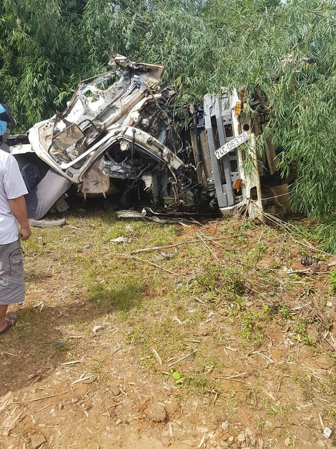 13 người chết vụ xe bồn v&agrave; xe kh&aacute;ch lao xuống vực: H&eacute; lộ nguy&ecirc;n nh&acirc;n ban đầu - Ảnh 1.