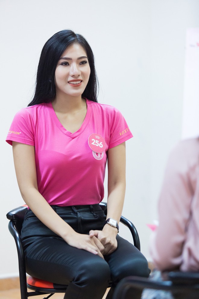 Clip: Khả năng nói tiếng Anh của dàn thí sinh Hoa hậu Việt Nam 2018 liệu có thể đi thi quốc tế? - Ảnh 3.
