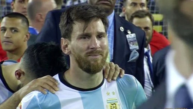 Messi trốn vào một góc, khóc tức tưởi như đứa trẻ vừa mất mẹ - Ảnh 2.