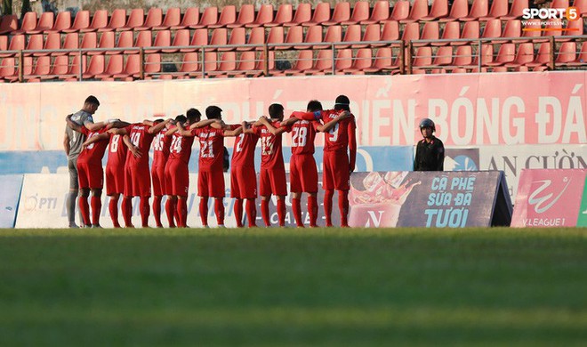 Văn L&acirc;m v&agrave; c&aacute;c đồng đội c&uacute;i đầu tri &acirc;n cổ động vi&ecirc;n đặc biệt của Hải Ph&ograve;ng FC - Ảnh 2.