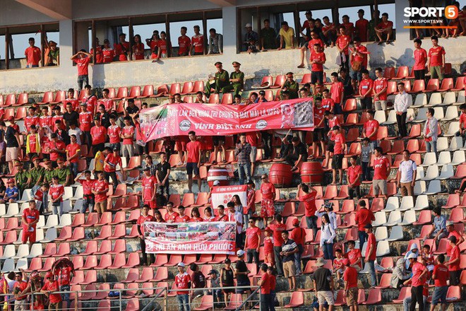 Văn L&acirc;m v&agrave; c&aacute;c đồng đội c&uacute;i đầu tri &acirc;n cổ động vi&ecirc;n đặc biệt của Hải Ph&ograve;ng FC - Ảnh 3.