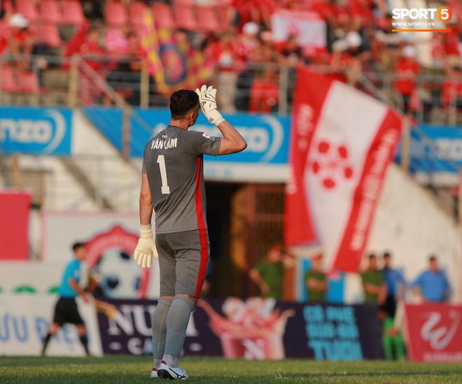 Văn L&acirc;m v&agrave; c&aacute;c đồng đội c&uacute;i đầu tri &acirc;n cổ động vi&ecirc;n đặc biệt của Hải Ph&ograve;ng FC - Ảnh 4.