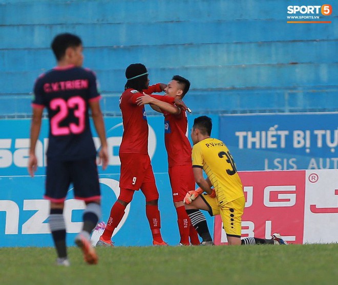 Văn L&acirc;m v&agrave; c&aacute;c đồng đội c&uacute;i đầu tri &acirc;n cổ động vi&ecirc;n đặc biệt của Hải Ph&ograve;ng FC - Ảnh 5.