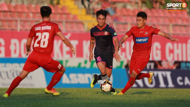 Văn L&acirc;m v&agrave; c&aacute;c đồng đội c&uacute;i đầu tri &acirc;n cổ động vi&ecirc;n đặc biệt của Hải Ph&ograve;ng FC - Ảnh 6.