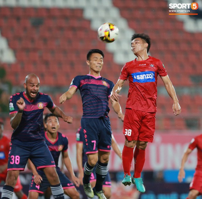 Văn L&acirc;m v&agrave; c&aacute;c đồng đội c&uacute;i đầu tri &acirc;n cổ động vi&ecirc;n đặc biệt của Hải Ph&ograve;ng FC - Ảnh 8.