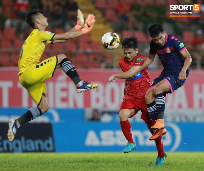 Văn L&acirc;m v&agrave; c&aacute;c đồng đội c&uacute;i đầu tri &acirc;n cổ động vi&ecirc;n đặc biệt của Hải Ph&ograve;ng FC - Ảnh 9.