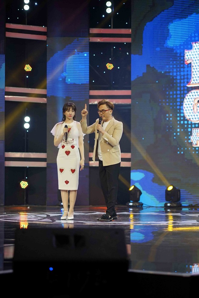 100 gi&acirc;y rực rỡ: Hari Won kh&ocirc;ng thể kiềm chế được sự m&ecirc; trai khi xem th&iacute; sinh giấu mặt tr&igrave;nh diễn - Ảnh 2.