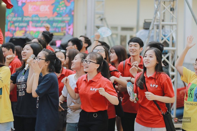 Ngẩn ngơ ngắm trai xinh gái đẹp trong ngày hội chào tân sinh viên của ĐH Ngoại thương  - Ảnh 13.