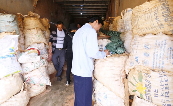 Tiểu thương chợ Nông sản Đà Lạt xin lùi thời gian chuyển khoai tây Trung Quốc tồn kho ra ngoài - Ảnh 1.