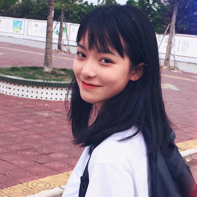 Sở hữu vẻ mặt trẻ thơ xinh xắn, c&ocirc; bạn d&aacute;m th&aacute;ch thức cả kiểu t&oacute;c m&aacute;i nham nhở kh&oacute; nhằn - Ảnh 2.