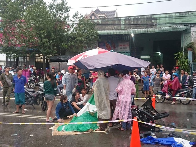 B&igrave;nh Dương: Hai xe m&aacute;y vỡ n&aacute;t sau đối đầu, người th&acirc;n &ocirc;m thi thể thanh ni&ecirc;n 22 tuổi g&agrave;o kh&oacute;c trong mưa - Ảnh 3.
