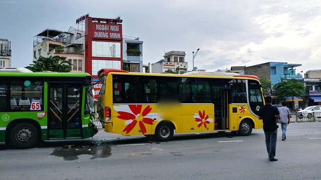 Khách hoảng loạn la hét khi xe buýt nát đầu sau tai nạn liên hoàn trước hầm chui ở Sài Gòn - Ảnh 1.