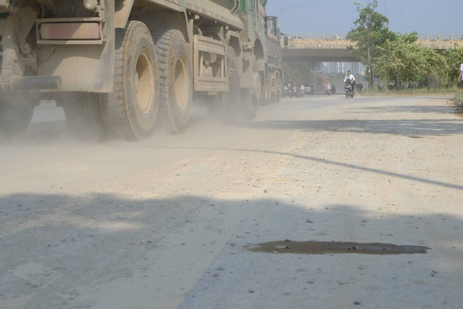 Đại lộ Thăng Long hiện đại nhất Việt Nam ngập ngụa trong khói bụi, người tham gia giao thông trượt ngã - Ảnh 3.