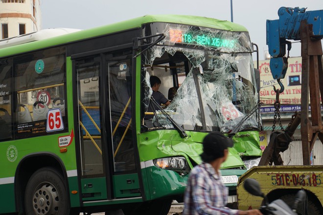 Khách hoảng loạn la hét khi xe buýt nát đầu sau tai nạn liên hoàn trước hầm chui ở Sài Gòn - Ảnh 3.