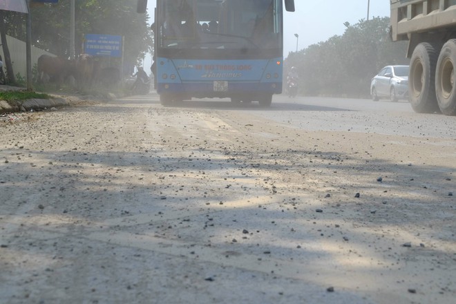 Đại lộ Thăng Long hiện đại nhất Việt Nam ngập ngụa trong khói bụi, người tham gia giao thông trượt ngã - Ảnh 4.