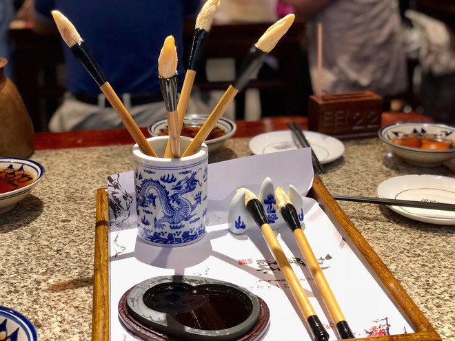 Chuyện thật như đùa: Nhiều thực khách đến một nhà hàng ở Tây An (Trung Quốc) chỉ để... ăn bút lông - Ảnh 1.
