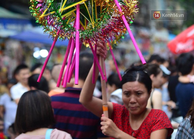 Ảnh: Chợ Trung thu truyền thống Hà Nội đông đúc ngày cuối tuần - Ảnh 7.