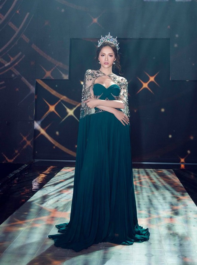 Một chiếc váy 2 sắc thái: Hương Giang tỏa sáng đúng kiểu hoa hậu, Nam Em lại như mệnh phụ phu nhân - Ảnh 2.