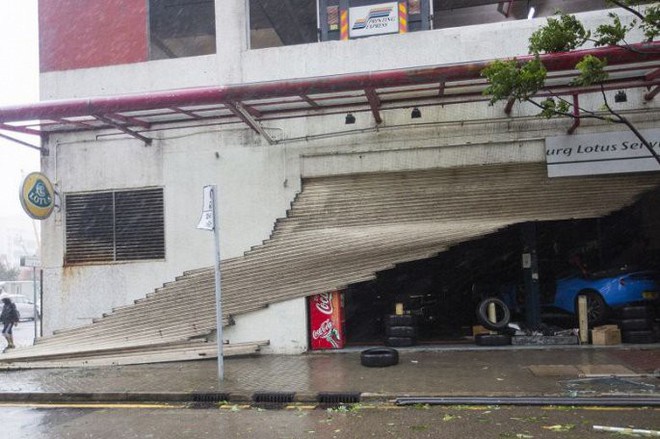 Video: Tòa nhà ở Hong Kong đung đưa, kính vỡ tung tóe trong bão MANGKHUT - Ảnh 1.